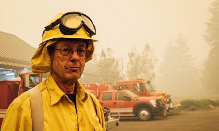 Bombero voluntario Bruce Brunstad posa en Gates, Ore., el 10 de septiembre de 2020. Benjamín Franklin fundó el primer departamento de bomberos voluntarios de Estados Unidos. (KATHRYN ELSESSER/AFP vía Getty Images)