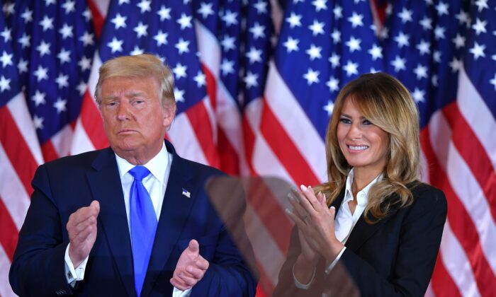 El presidente Donald Trump aplaude junto a la primera dama Melania Trump tras hablar en el Salón Este de la Casa Blanca el 4 de noviembre de 2020. (Mandel Ngan/AFP vía Getty Images)