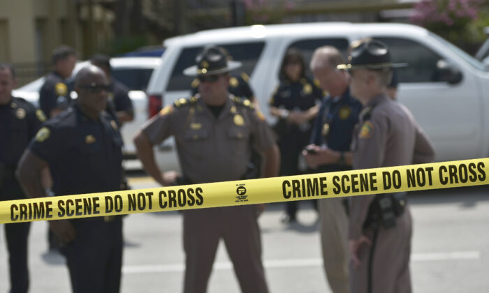 Agentes están detrás de una cinta policial, en Florida (EE.UU.), el 12 de junio de 2016. (Mandel Ngan/AFP vía Getty Images)