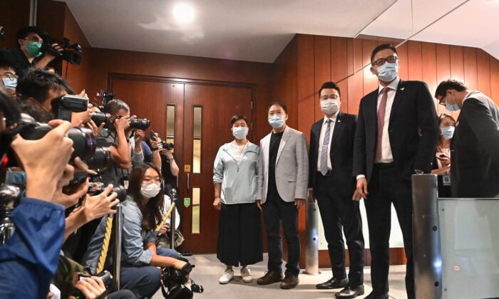 (De izquierda a derecha) Los legisladores prodemocracia Helena Wong, Wu Chi-wai, Andrew Wan y Lam Cheuk-ting llegan al Consejo Legislativo de Hong Kong para presentar sus cartas de renuncia el 12 de noviembre de 2020. (Song Bilung/The Epoch Times)