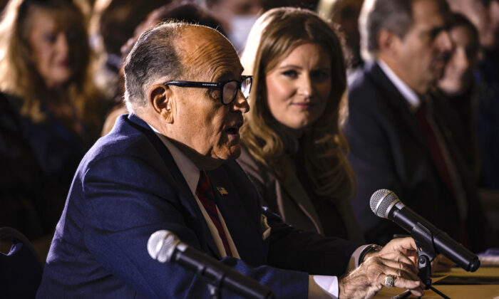 El abogado del presidente Donald Trump, Rudy Giuliani, habla durante una audiencia pública del Comité de Políticas de la Mayoría del Senado de Pensilvania el miércoles en el hotel Wyndham Gettysburg para discutir asuntos de las elecciones del 2020 y las irregularidades en Gettysburg, Pensilvania, el 25 de noviembre de 2020. (Samuel Corum/Getty Images)