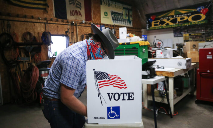 Un votante marca su boleta en un centro de votación en el cobertizo de Dennis Wilkening en Richland, Iowa, el 3 de noviembre de 2020. (Mario Tama/Getty Images)