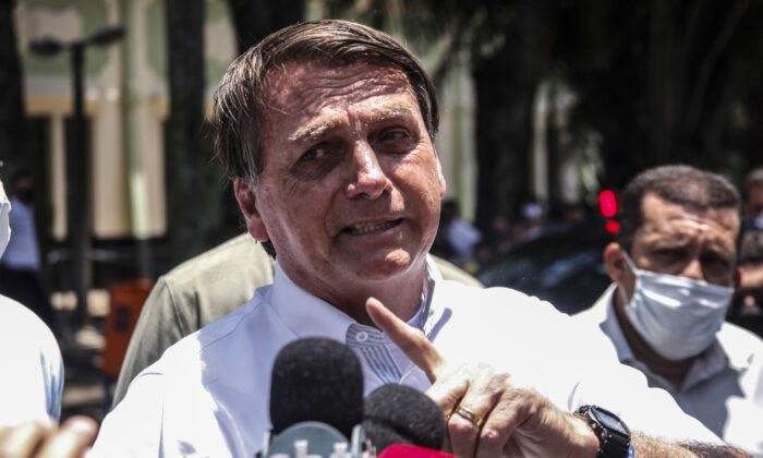 El presidente de Brasil, Jair Bolsonaro, habla con la prensa después de votar durante las elecciones municipales en la Vila Militar de Río de Janeiro, Brasil, el 29 de noviembre de 2020. (Luis Alvarenga/Getty Images)