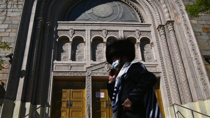 Un miembro de la comunidad judía pasa por delante de una sinagoga cerrada en la sección de Borough Park de Brooklyn, Nueva York, el 9 de octubre de 2020. (Angela Weiss/AFP vía Getty Images)