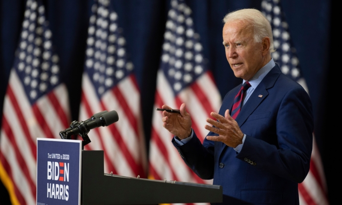 El candidato presidencial demócrata Joe Biden habla sobre el estado de la economía estadounidense en Wilmington, Delaware, el 4 de septiembre de 2020. (Jim Watson/AFP a través de Getty Images)