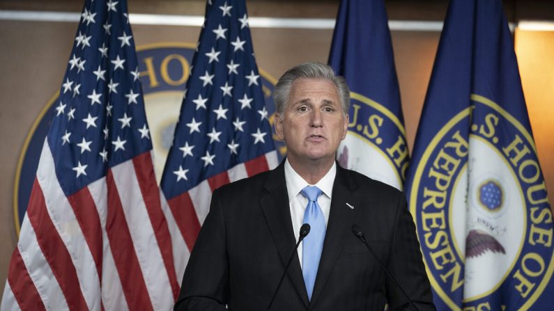 El líder de la minoría de la Cámara de Representantes Kevin McCarthy (R-Calif.) habla en la conferencia de prensa semanal en Washington el 17 de septiembre de 2020. (Tasos Katopodis/Getty Images)
