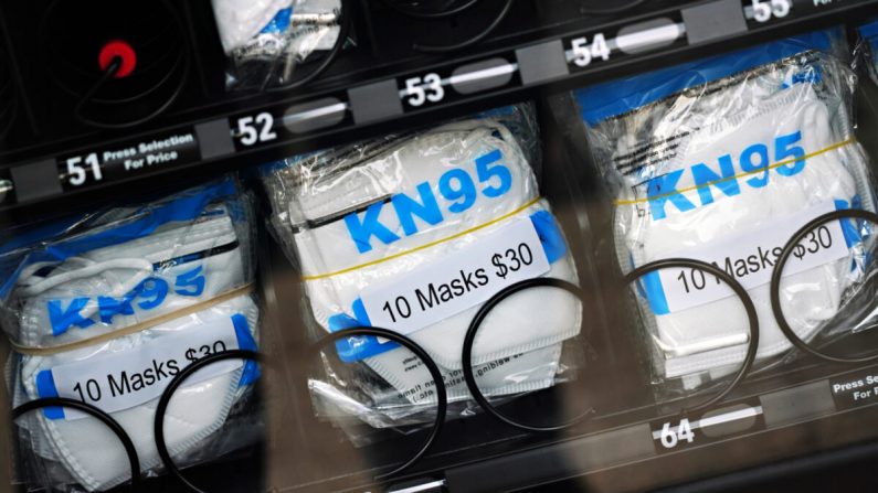 Mascarillas KN95 a la venta en una máquina expendedora de mascarillas durante la pandemia de coronavirus en la ciudad de Nueva York el 29 de mayo de 2020. (Cindy Ord/Getty Images)