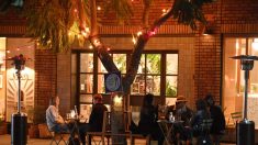 Los Ángeles cierra parcialmente restaurantes y bares acosado por covid-19