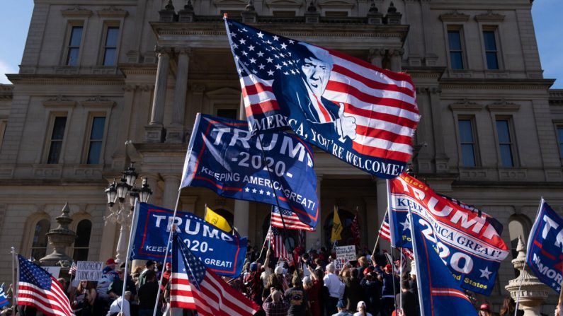 Partidarios del presidente de los Estados Unidos, Donald Trump, en una manifestación en el Capitolio del estado en Lansing, Michigan, el 7 de noviembre de 2020. (Seth Herald/AFP a través de Getty Images)