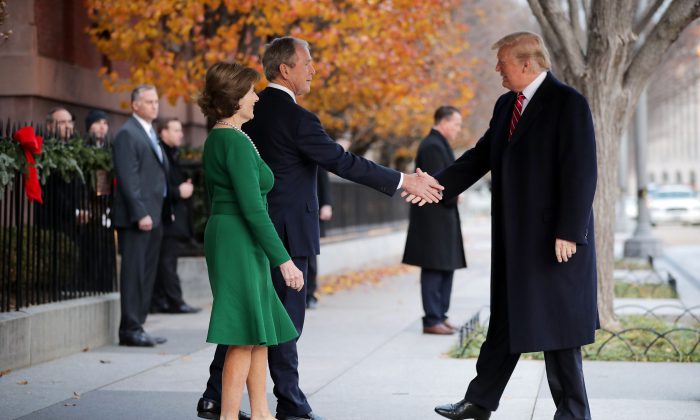 La ex primera dama Laura Bush y el expresidente George W. Bush saludan al presidente Donald Trump en el exterior de Blair House en Washington el 4 de diciembre de 2018. (Chip Somodevilla/Getty Images)