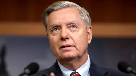 Lindsey Graham promete donar 500,000 dólares al fondo de defensa legal de Trump