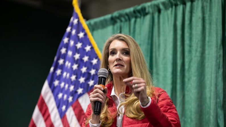 La senadora Kelly Loeffler (R-Ga.) habla a la multitud durante una manifestación en el Centro de Agricultura y Recinto Ferial Nacional de Georgia en Perry, Georgia, el 19 de noviembre de 2020. (Jessica McGowan/Getty Images)