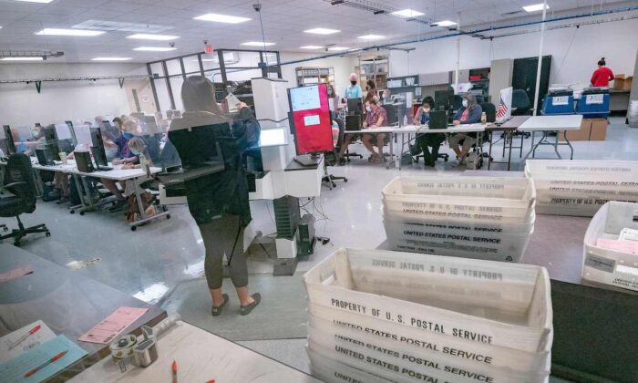 Los trabajadores electorales cuentan las boletas dentro del Departamento de Elecciones del Condado de Maricopa en Phoenix, Arizona, el 5 de noviembre de 2020. (Olivier Touron/AFP vía Getty Images)
