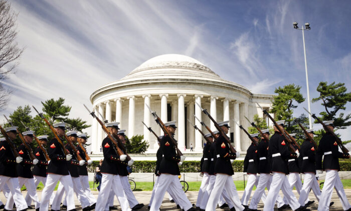 El pelotón del Silent Drill del Cuerpo de Marines marcha frente al Thomas Jefferson Memorial en su camino para actuar en el Festival de la Flor de Cerezo en Washington el 12 de abril de 2014. (Fotografía del Cuerpo de Marines de Estados Unidos por el Sargento Bryan Nygaard/Released)