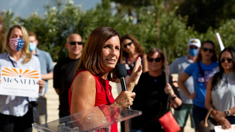 La senadora Martha McSally (R-Ariz) habla con sus partidarios en la sede de AZGOP en Phoenix, Arizona, el 2 de noviembre de 2020. (Courtney Pedroza/Getty Images)