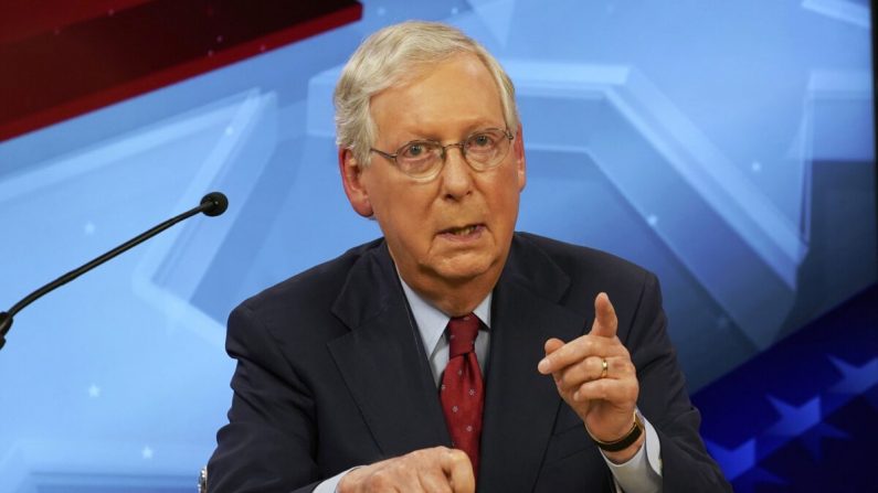 El líder de la mayoría del Senado, Mitch McConnell (R-Ky.), durante un debate con la candidata demócrata al Senado Amy McGrath, en Lexington, Ky., el 12 de octubre de 2020. (Michael Clubb/Pool/Getty Images)