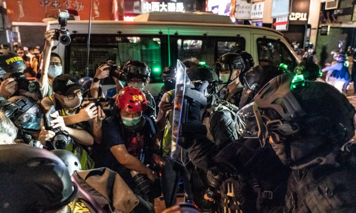 Policía antidisturbios de Hong Kong detiene a miembros de los medios de comunicación durante una manifestación en el distrito de Mongkok, el 10 de mayo de 2020. (Anthony Kwan/Getty Images)