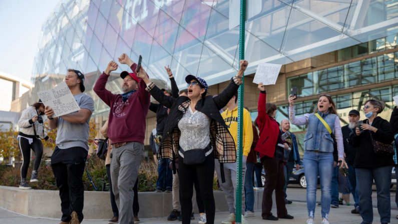 Una multitud se reúne fuera de la entrada del Centro TCF el 4 de noviembre de 2020 en Detroit, Michigan. (Elaine Cromie/Getty Images)