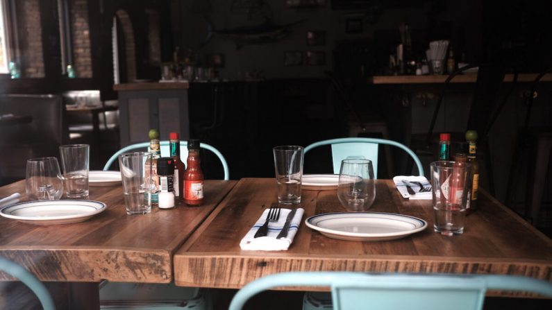 Una mesa vacía en un restaurante cerrado en Manhattan en la ciudad de Nueva York, el 31 de agosto de 2020. (Spencer Platt/Getty Images)