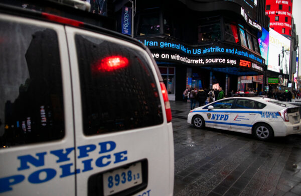 Las patrullas de la policía de Nueva York hacen guardia en Times Square en la ciudad de Nueva York, el 3 de enero de 2020. (Eduardo Muñoz Álvarez/Getty Images)