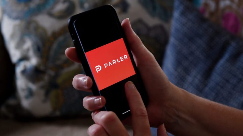 Esta imagen ilustrativa muestra el logotipo de la app de redes sociales de Parler que se muestra en un smartphone en Arlington, Va., el 2 de julio de 2020. (Olivier Douliery/AFP a través de Getty Images)