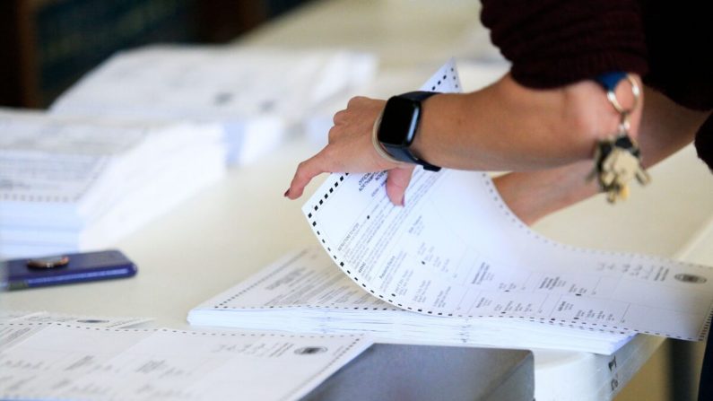 Los trabajadores electorales comenzaron a procesar las boletas en la Corte del Condado de Northampton en Easton, Pa., el 3 de noviembre de 2020. (Kena Betancur/AFP vía Getty Images)
