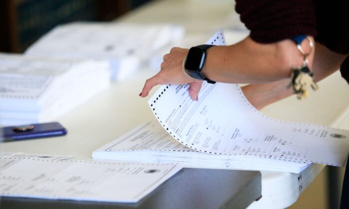 Trabajadores electorales comenzaron a procesar las boletas en la Corte del Condado de Northampton en Easton, Pennsylvania, el 3 de noviembre de 2020. (Kena Betancur/AFP vía Getty Images)