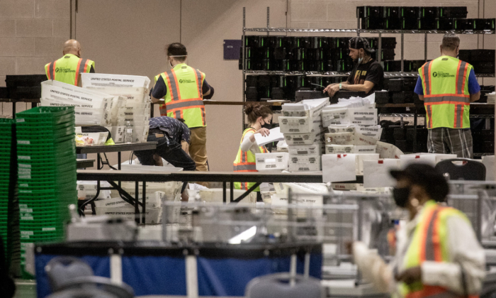 Trabajadores electorales cuentan los votos en el Centro de Convenciones de Filadelfia, el 6 de noviembre de 2020. (Chris McGrath/Getty Images)
