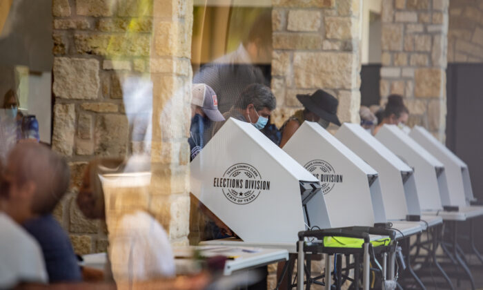 Personas emitiendo sus votos en un lugar de votación en Austin, Texas, el 13 de octubre de 2020. (Sergio Flores/Getty Images)