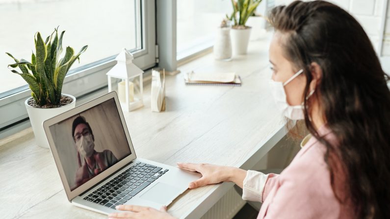 La COVID-19 ha obligado a muchos médicos y pacientes a adoptar citas virtuales por teléfono o videoconferencia. El movimiento ha revelado la conveniencia de este enfoque. (Edward Jenner/Pexels)