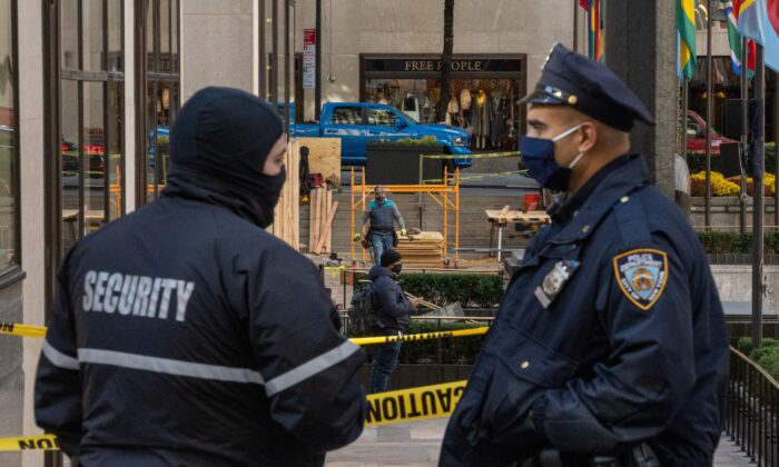 Un oficial de policía y un guardia de seguridad son vistos en la ciudad de Nueva York el 2 de noviembre de 2020. (David Dee Delgado/Getty Images)