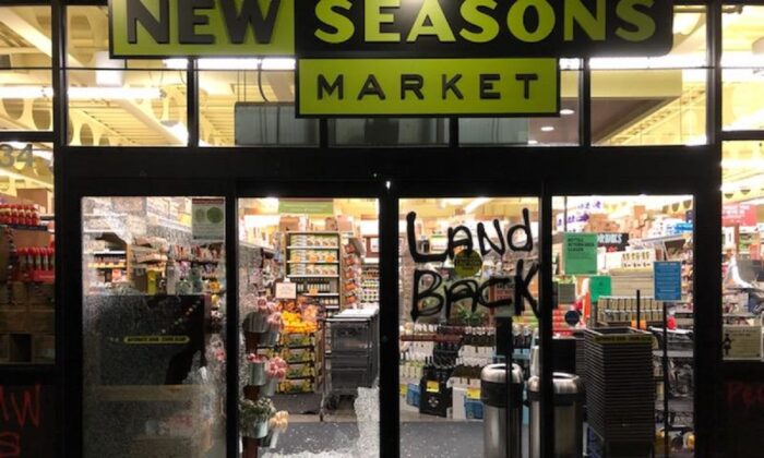 Un supermercado New Seasons de Portland (Oregón) fue uno de los negocios que sufrió daños durante los disturbios del 26 de noviembre de 2020. (Oficina de Policía de Portland)