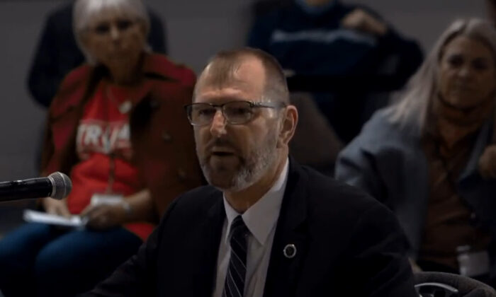 Experto en seguridad cibernética Phil Waldron habla durante una audiencia pública sobre la integridad de las elecciones en Phoenix, Arizona, el 30 de noviembre de 2020. (Captura de pantalla a través de NTD)