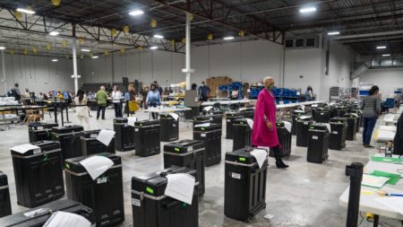Funcionarios de Georgia investigan viejas máquinas de votación halladas en una carretera
