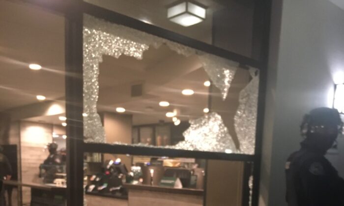 Los alborotadores rompieron ventanas en un Starbucks de Portland, Oregón, el 2 de noviembre de 2020. (Comando Unificado)