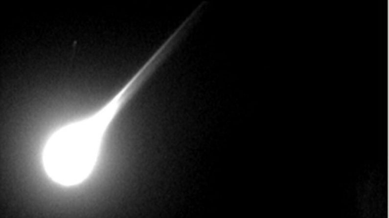 Esta imagen tomada con un dispositivo de seguimiento de meteoritos, desarrollado por George Varros, muestra un meteorito cuando entra en la atmósfera de la Tierra durante la lluvia de meteoritos Leónidas, el 19 de noviembre de 2002. (George Varros y Dr. Peter Jenniskens/NASA/Getty Images)