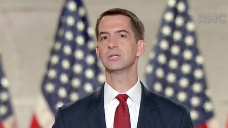 Senador Tom Cotton presiona al DHS para que actúe y deporte a los partidarios de Hamás