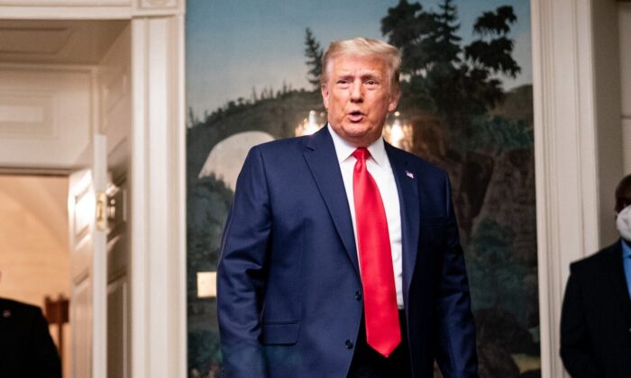 El presidente Donald Trump llega para hablar en la Sala Diplomática de la Casa Blanca el 26 de noviembre de 2020. (Erin Schaff/Pool/Getty Images)