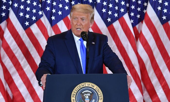 El presidente Donald Trump durante la noche de las elecciones en el Salón Este de la Casa Blanca en Washington, a principios del 4 de noviembre de 2020. (Mandel Ngan/AFP vía Getty Images)
