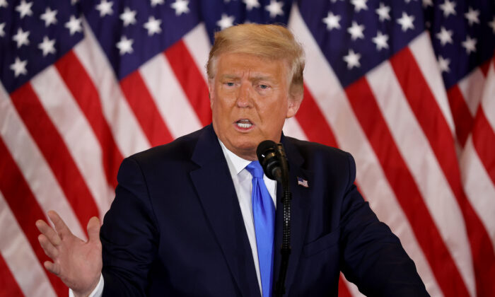 El presidente de EE.UU. Donald Trump habla la noche de las elecciones en el Salón Este de la Casa Blanca poco después de las 2 a.m. en Washington el 4 de noviembre de 2020 (Chip Somodevilla/Getty Images)