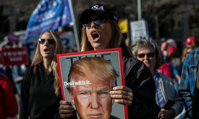 Los partidarios del presidente Donald Trump se reúnen para una manifestación frente al Centro TCF en Detroit, Mich., el 6 de noviembre de 2020. (John Moore/Getty Images)