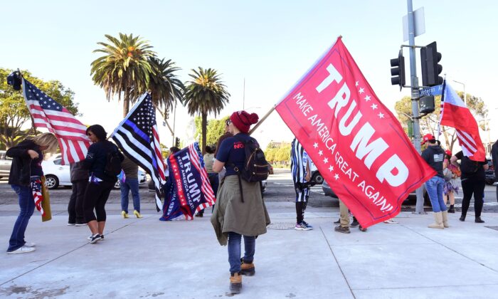Los partidarios del presidente Donald Trump realizan una manifestación en el Día de los Veteranos, en Los Ángeles, California, el 11 de noviembre de 2020. (Frederic J. Brown/AFP a través de Getty Images)