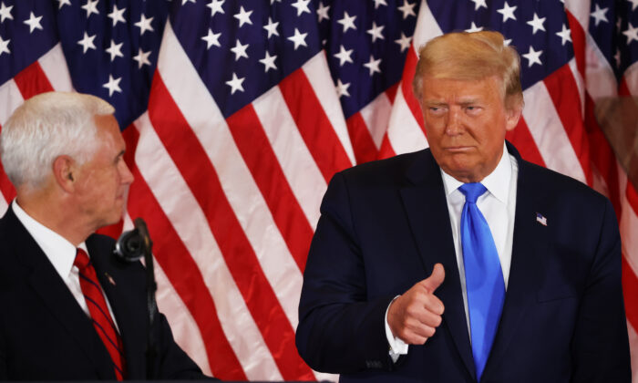 El presidente de Estados Unidos, Donald Trump, le hace un gesto positivo al vicepresidente Mike Pence la noche de las elecciones en el Salón Este de la Casa Blanca en Washington, en la madrugada del 4 de noviembre de 2020. (Chip Somodevilla/Getty Images)