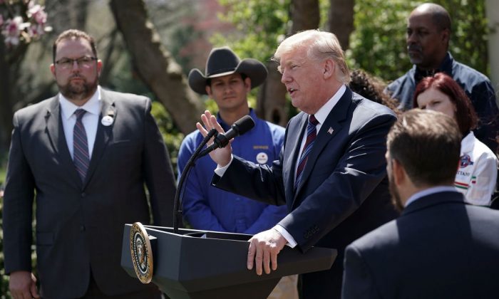 El presidente de Estados Unidos Donald Trump habla durante un evento en el jardín de las rosas en la Casa Blanca en Washington, el 12 de abril de 2018. El presidente Trump hizo comentarios sobre los recortes de impuestos para los trabajadores estadounidenses. (Alex Wong/Getty Images)