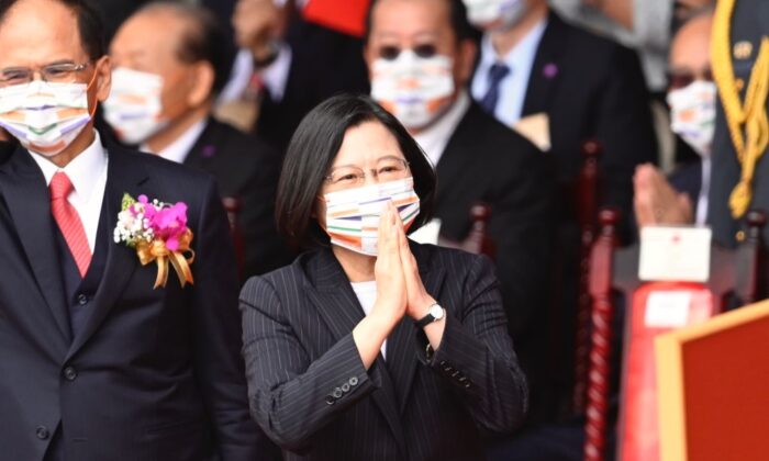 La presidenta de Taiwán, Tsai Ing-wen (C), hace un gesto durante la celebración del Día Nacional frente a la Oficina Presidencial en Taipei el 10 de octubre de 2020. (Sam Yeh/AFP vía Getty Images)