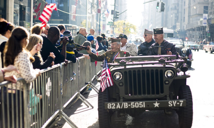 Integrantes del servicio militar saludan a la multitud en el desfile del Día de los Veteranos de Nueva York en Manhattan el 11 de noviembre de 2014. (Samira Bouaou/The Epoch Times)