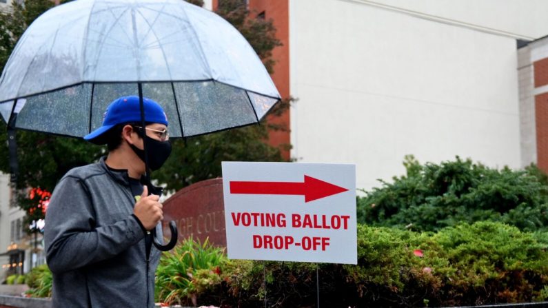 Un votante va a depositar su boleta electoral durante el periodo de voto anticipado en Allentown, Pa., el 29 de octubre de 2020. (Angela Weiss/AFP vía Getty Images)