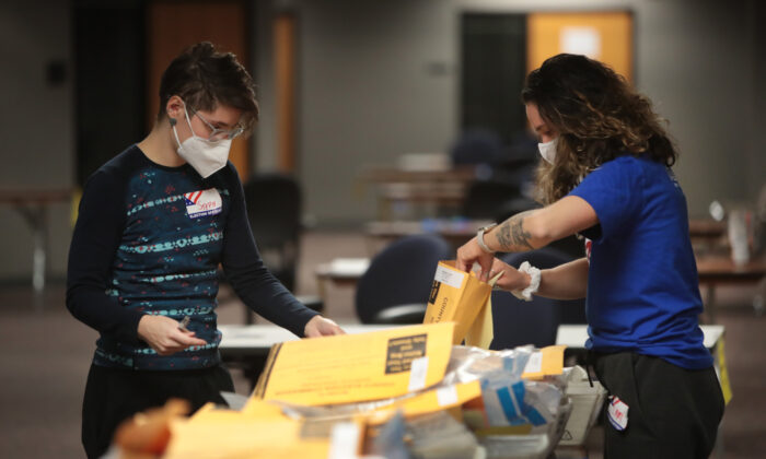 Dos funcionarias cuentan boletas de voto ausente en Milwaukee (Wisconsin) el 4 de noviembre de 2020. (Scott Olson/Getty Images)