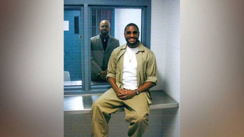 Una foto sin fecha muestra al preso federal, Brandon Bernard (der.), junto a un pastor, en espera de su ejecución, la cual se llevará a cabo en Terre Haute, Indiana, el 10 de diciembre de 2020. (EFE/EPA/DEFENSE TEAM OF BRANDON BERNARDO)