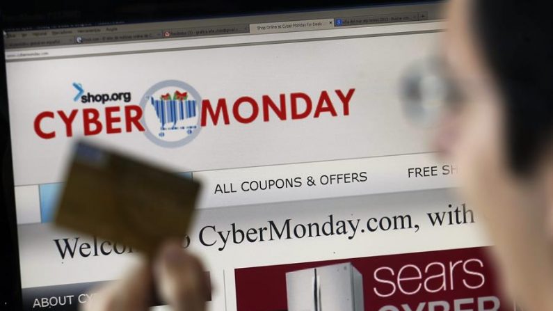 Fotografía de archivo de un hombre con una tarjeta de crédito frente a un ordenador durante el "ciberlunes" con ofertas en diversas tiendas online. EFE/Felipe Trueba/Archivo
